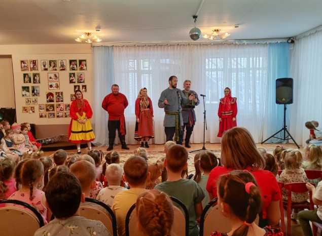 Ансамбль «Миряне» выступил в детском саду.